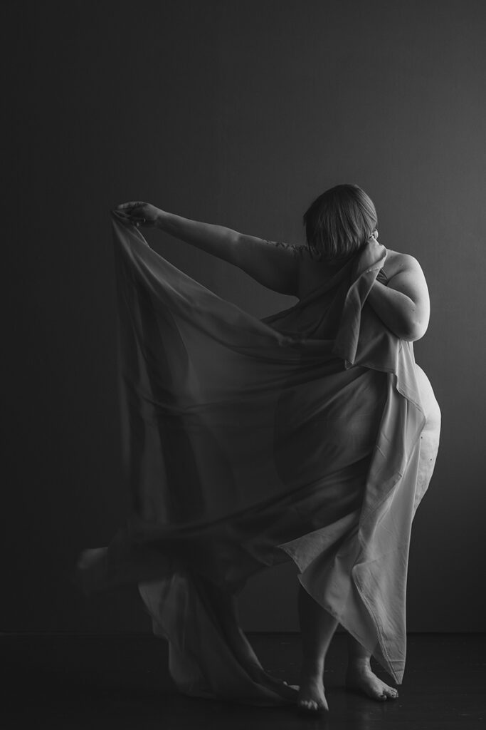 Plus size Frau eingehüllt in Seidentücher