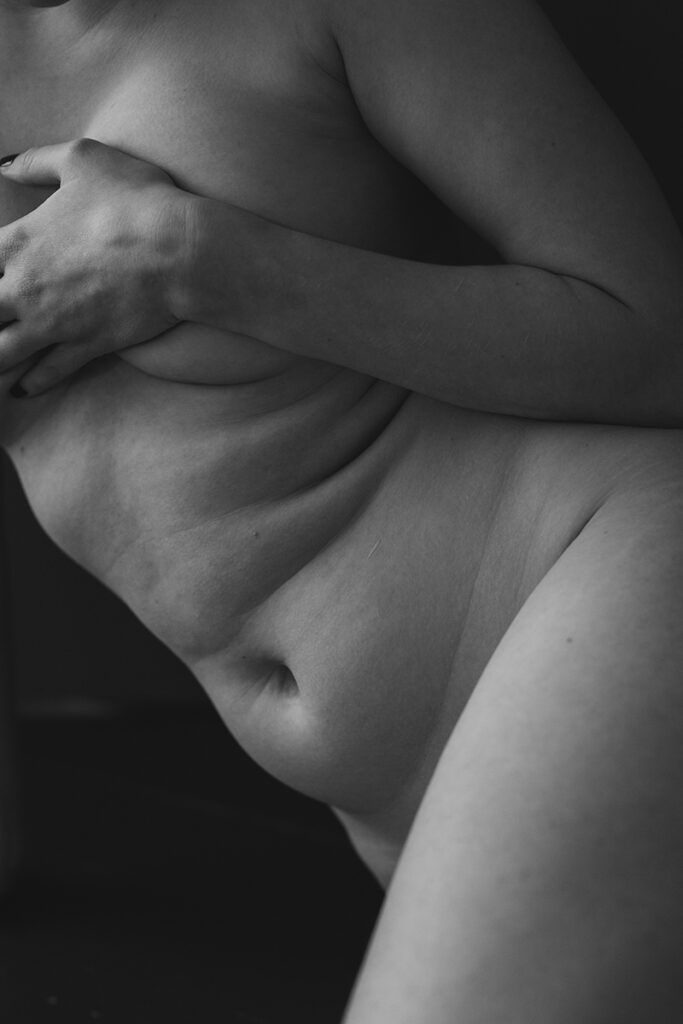 Ausschnitt eines Frauenkörpers von vorne